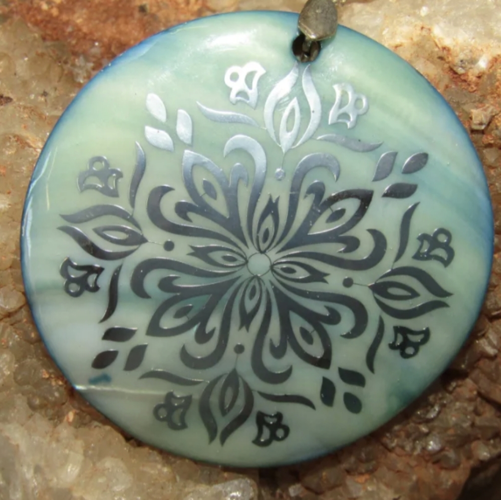 Turquoise Shell pendant - Picture 2 of 2